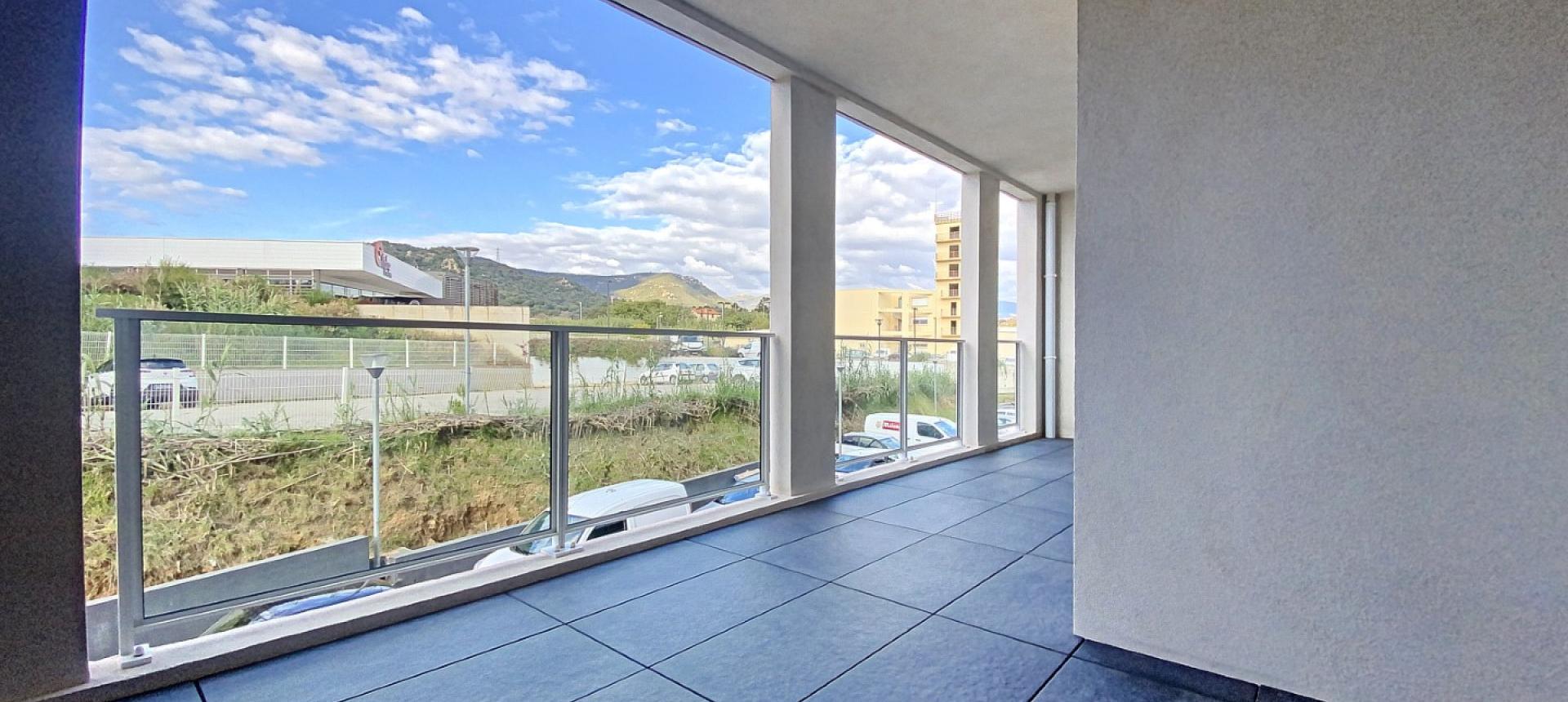 A Ajaccio, secteur Rocade, vente d'un appartement de type F3 de 67 m² avec terrasse - résidence récente
