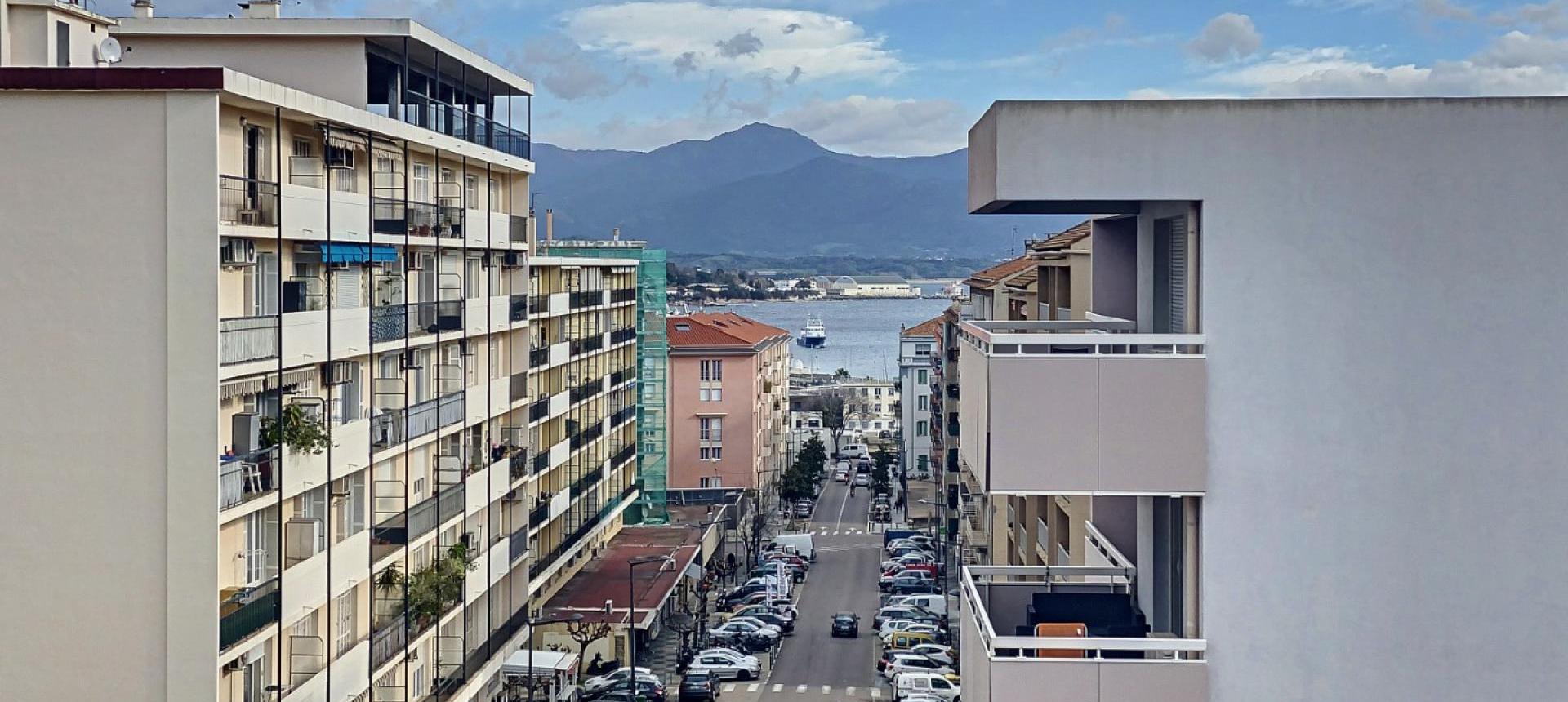 En Corse à Ajaccio, un appartement de type F3 traversant de 82 m², vue mer ! 