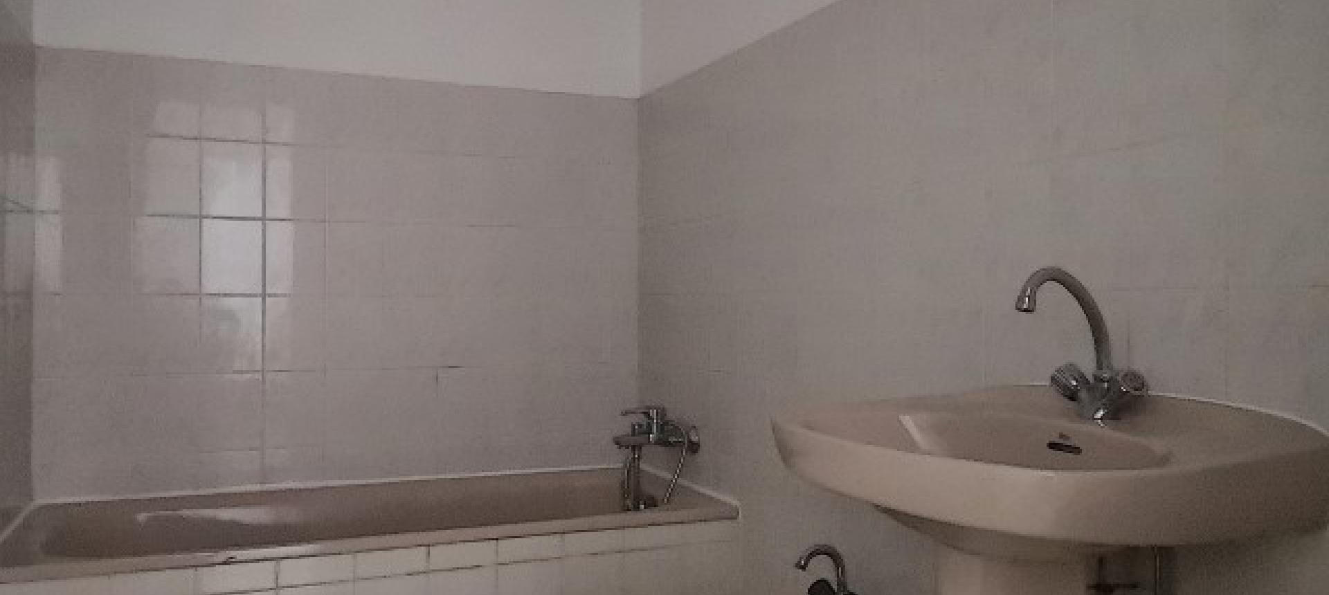 F3 à louer LA CLAIRIERE salle de bains