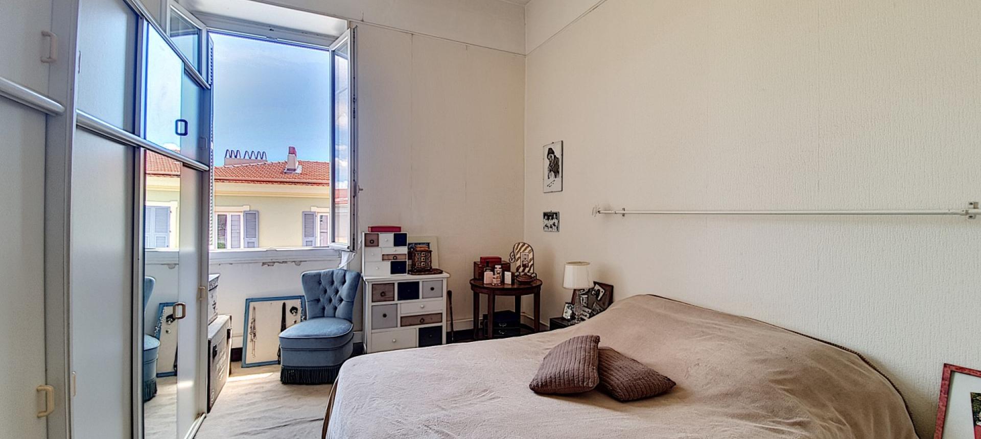 En Corse, à Ajaccio, quartier du tribunal, proche du cours Napoléon, vente d'un appartement de type F3 au 4ème étage avec balcon.