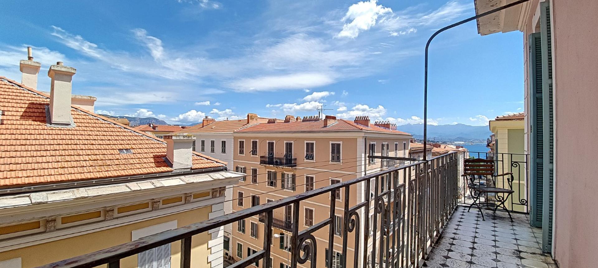 En Corse, à Ajaccio, quartier du tribunal, proche du cours Napoléon, vente d'un appartement de type F3 au 4ème étage avec balcon.