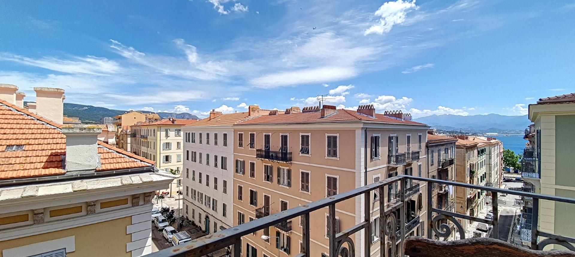 En Corse, à Ajaccio, quartier du tribunal, proche du cours Napoléon, vente d'un appartement de type F3 au 4ème étage avec balcon.