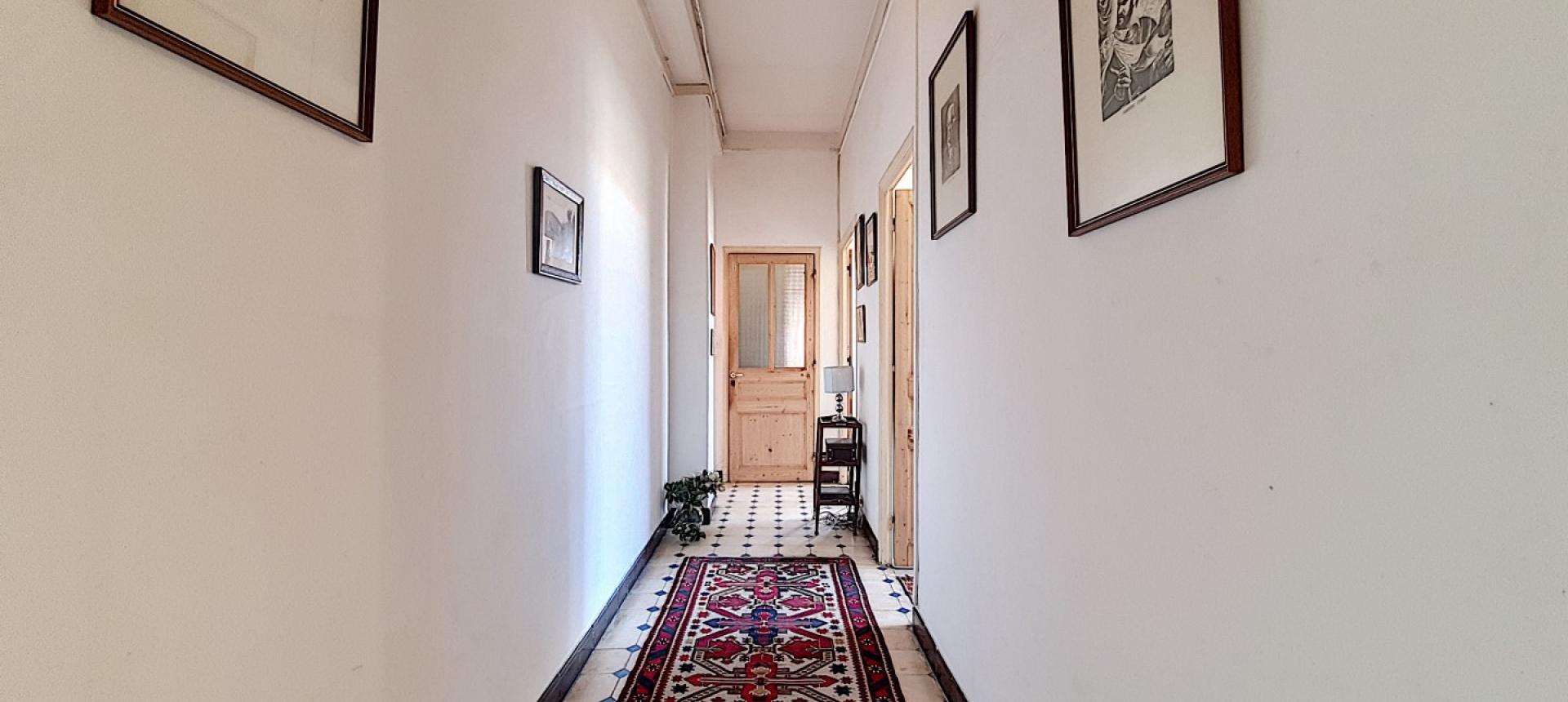 En Corse, à Ajaccio, quartier du tribunal, proche du cours Napoléon, vente d'un appartement de type F3 au 4ème étage avec balcon.