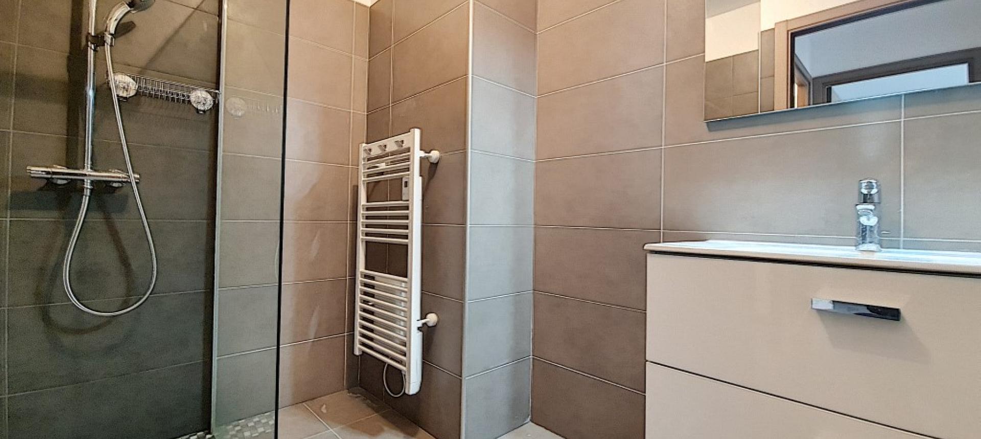 F3 à louer LA PALMERAIE salle de douche 