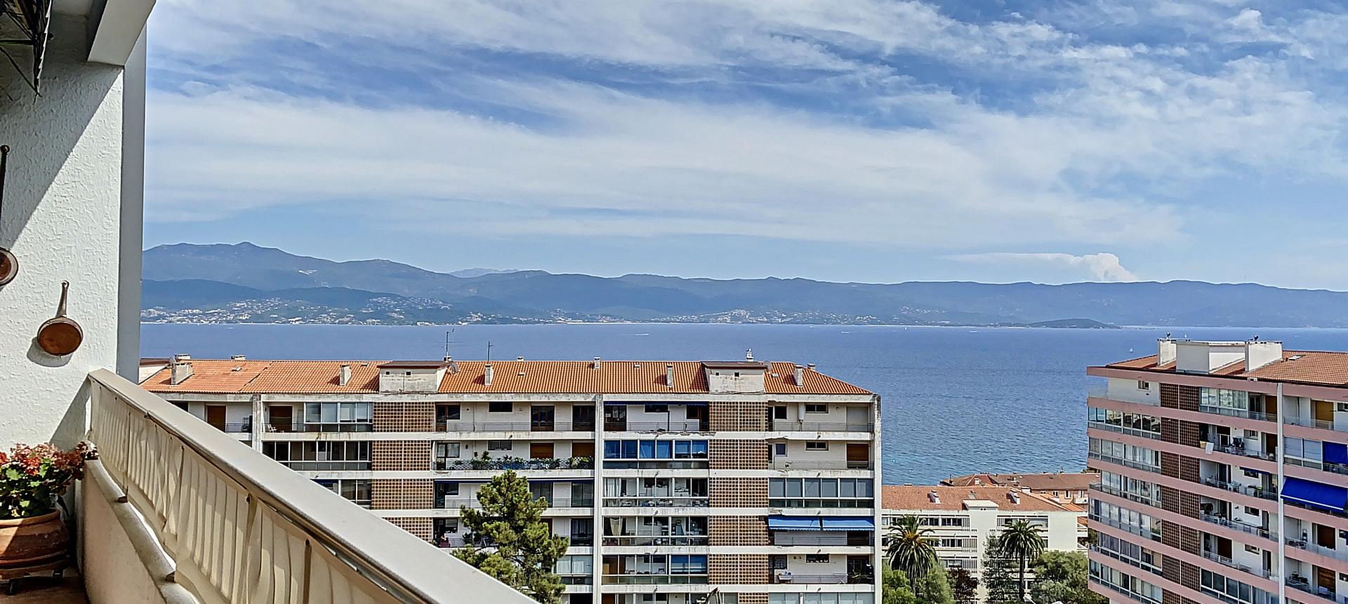 F4 à vendre sur les hauteurs du Parc Berthault Ajaccio- vue mer