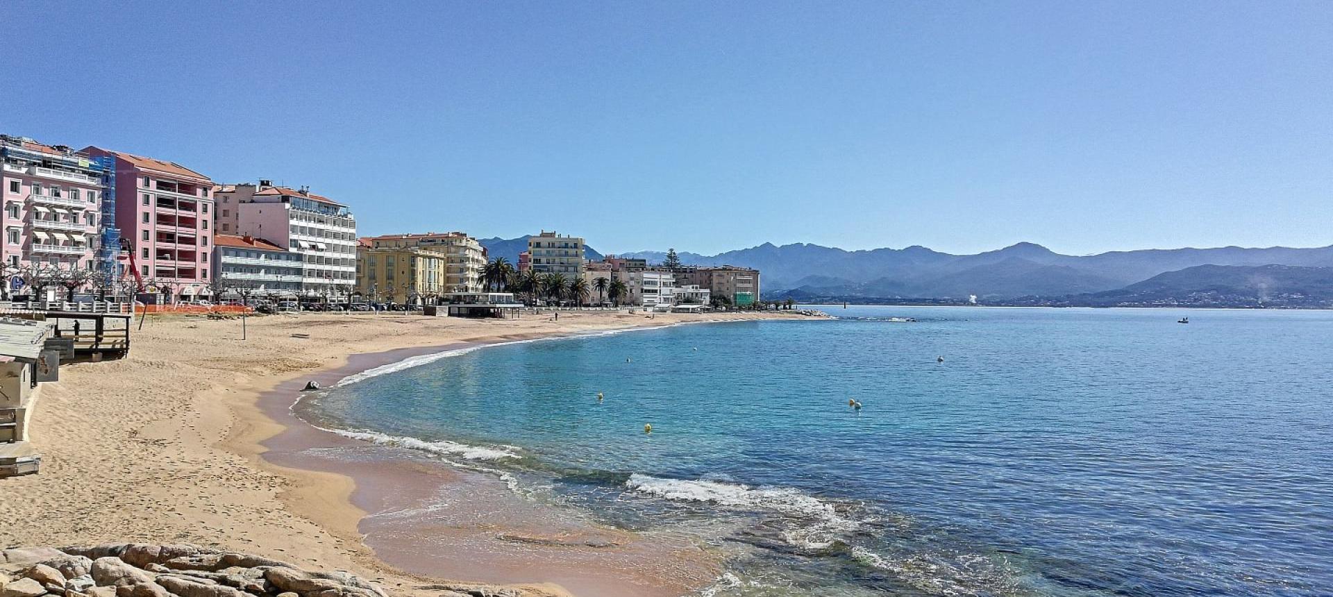 Superbe F4 de standing à vendre vue mer panoramique parc Berthault à Ajaccio, 32m² de terrasse plein sud