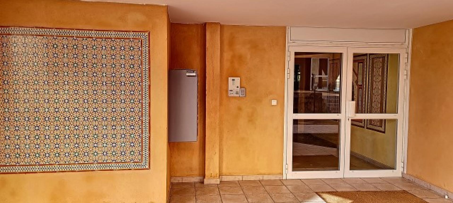 F4 à louer La Pinède entrée immeuble  