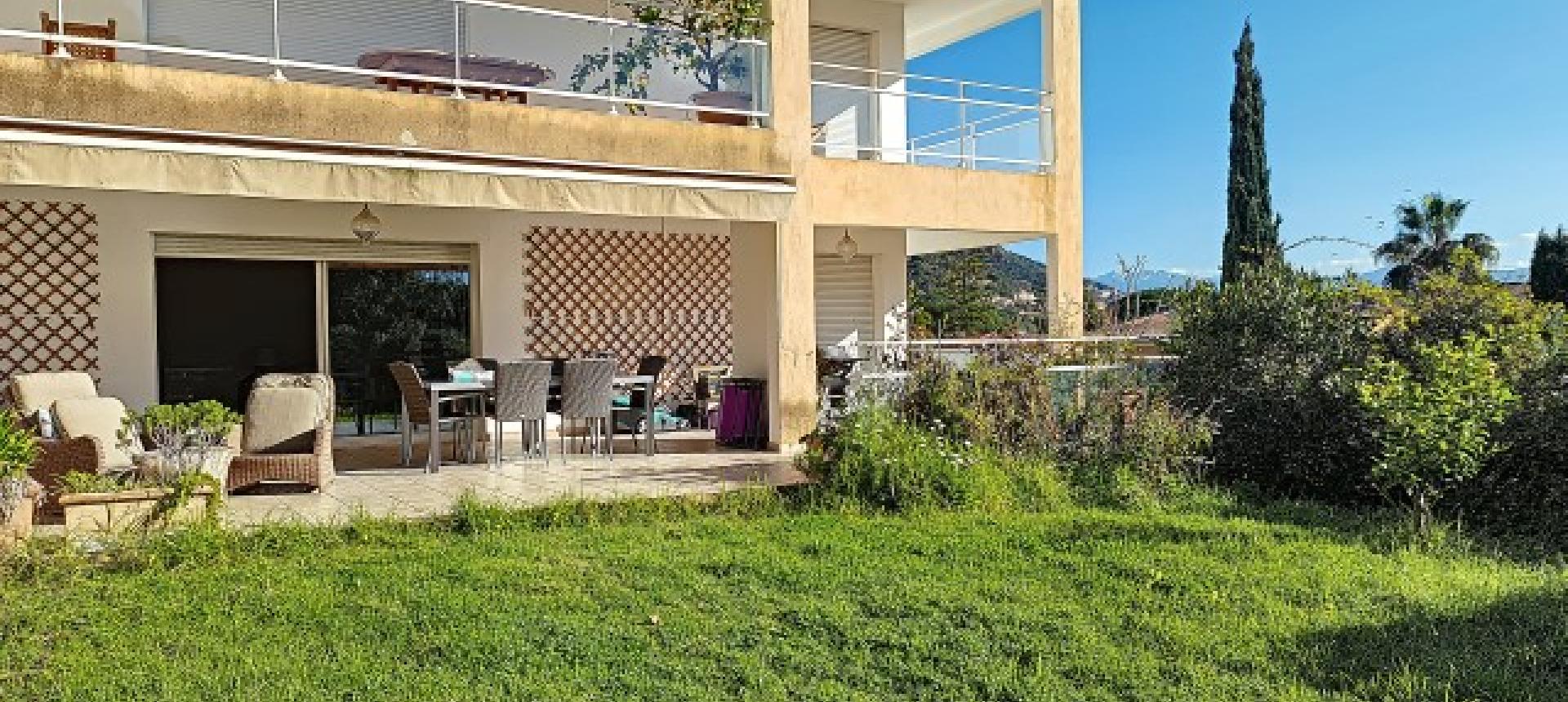 F4 à louer La Pinède terrasse et immeuble 