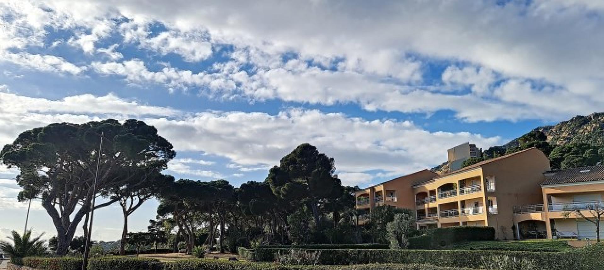F4 à louer La Pinède vue depuis la route 