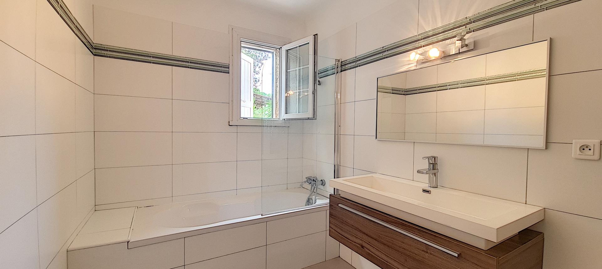 F4 HAUT DE VILLA AVEC JARDIN A VENDRE À MEZZAVIA-SALLE DE BAINS