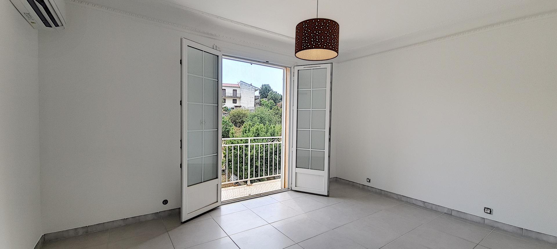 F4 HAUT DE VILLA AVEC JARDIN A VENDRE À MEZZAVIA-CHAMBRE 3
