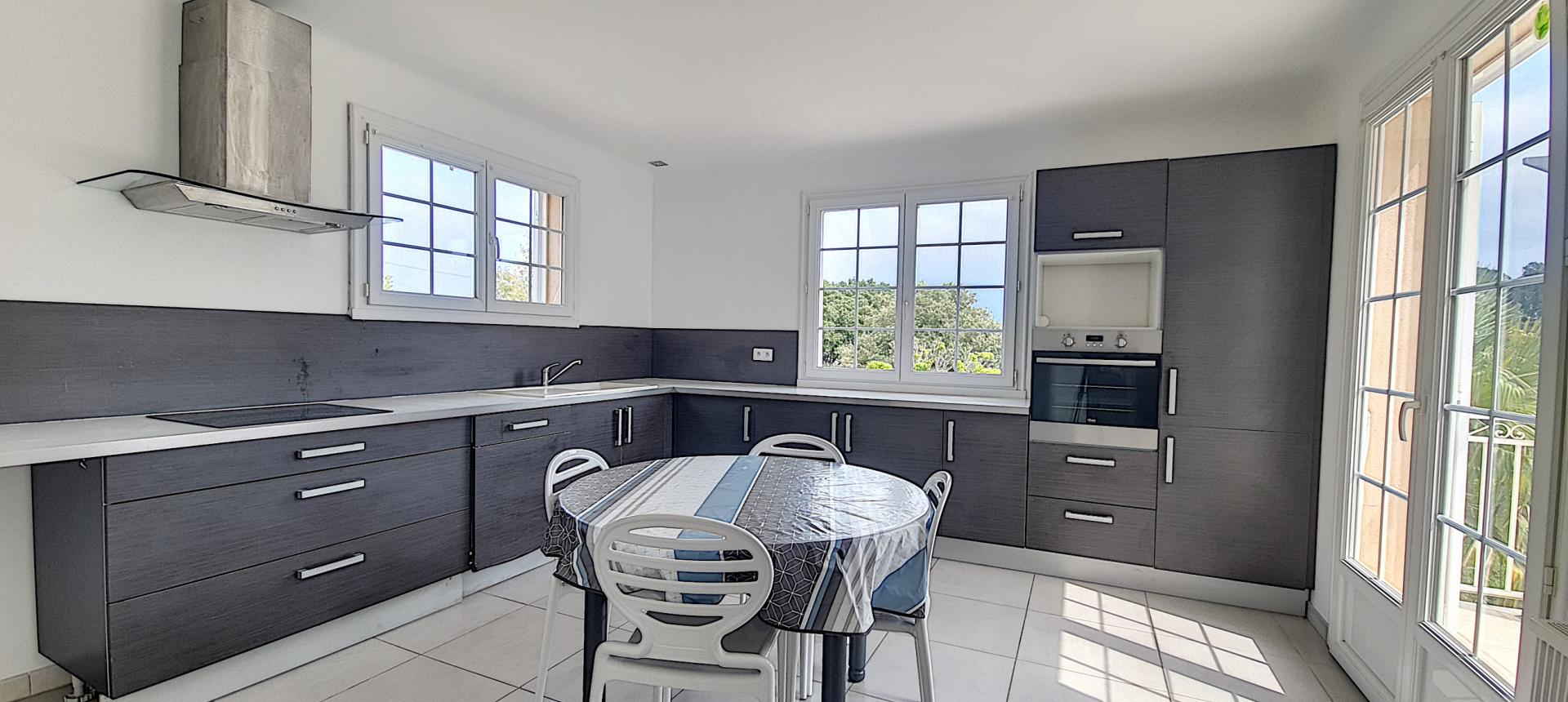 F4 HAUT DE VILLA AVEC JARDIN A VENDRE À MEZZAVIA-CUISINE
