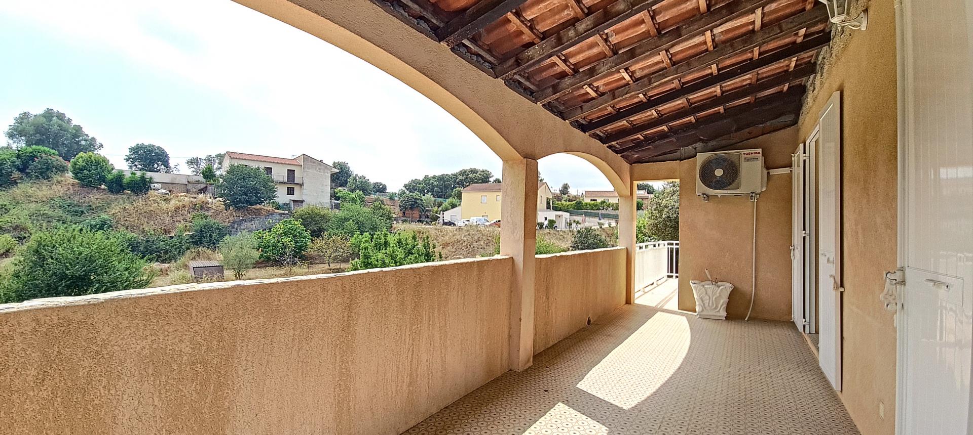 F4 HAUT DE VILLA AVEC JARDIN A VENDRE À MEZZAVIA-TERRASSE SEJOUR