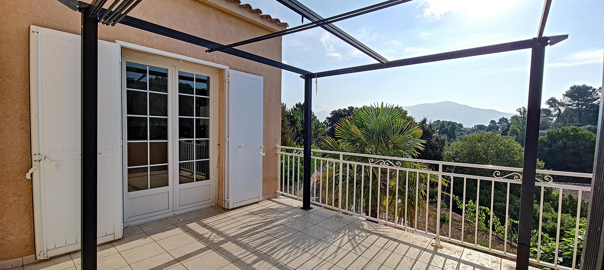 F4 HAUT DE VILLA AVEC JARDIN A VENDRE À MEZZAVIA-TERRASSE CUISINE