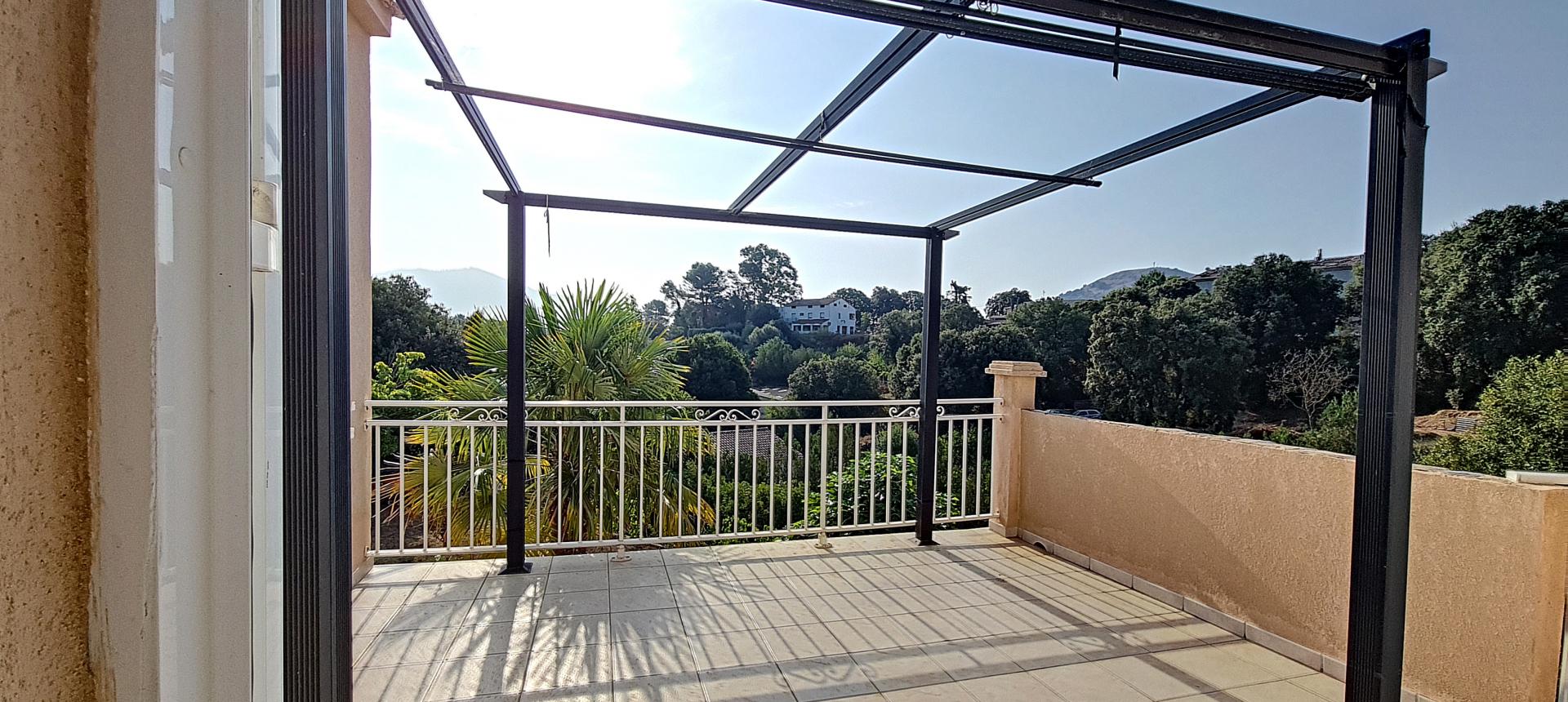 F4 HAUT DE VILLA AVEC JARDIN A VENDRE À MEZZAVIA-TERRASSE CUISINE 2