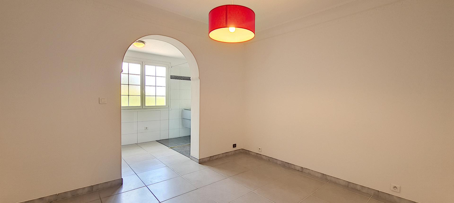 F4 HAUT DE VILLA AVEC JARDIN A VENDRE À MEZZAVIA-CHAMBRE 1
