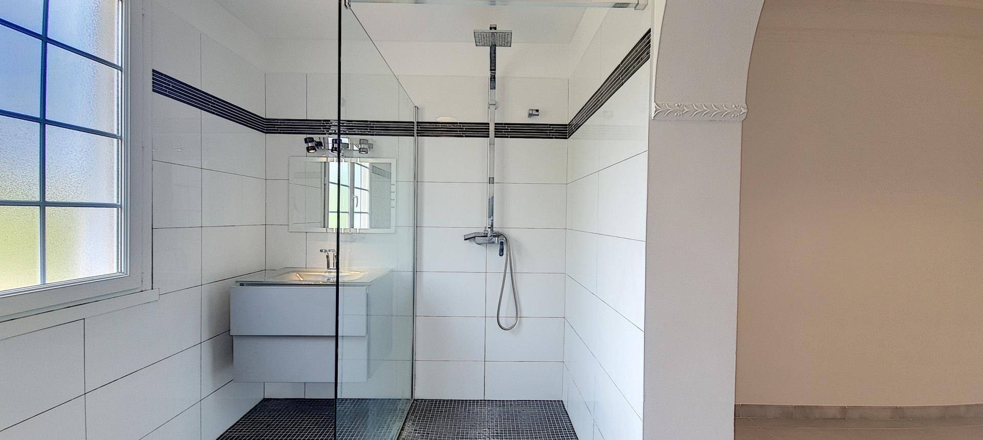 F4 HAUT DE VILLA AVEC JARDIN A VENDRE À MEZZAVIA-SALLE D'EAU CHAMBRE 1