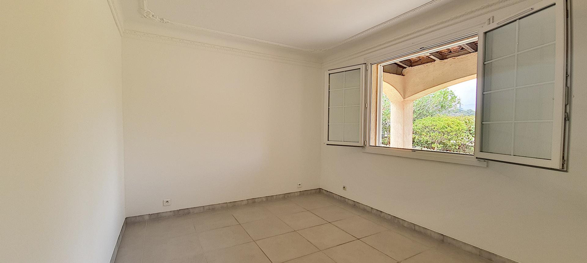 F4 HAUT DE VILLA AVEC JARDIN A VENDRE À MEZZAVIA-CHAMBRE 2