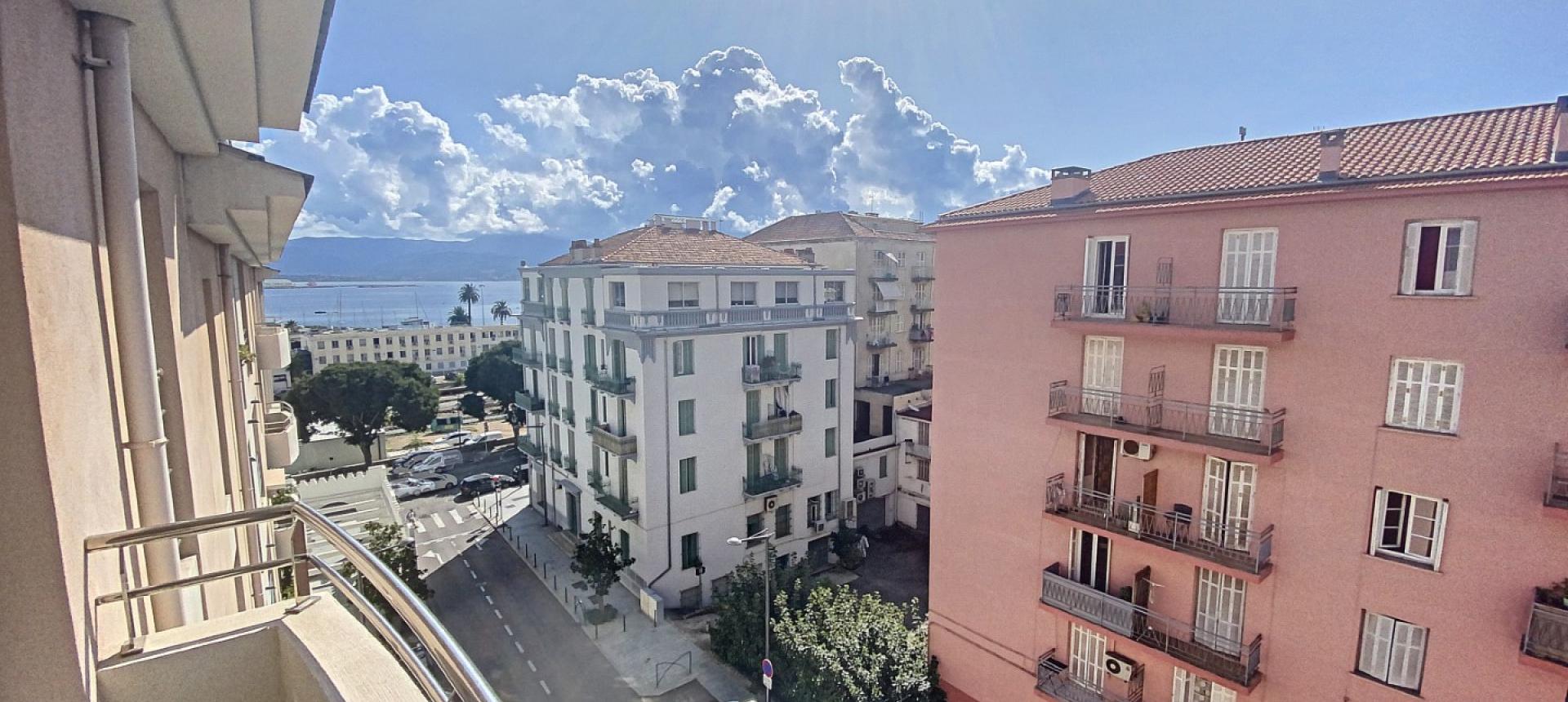 A vendre, un appartement T5 Duplex récent de standing cours Napoléon - Ajaccio