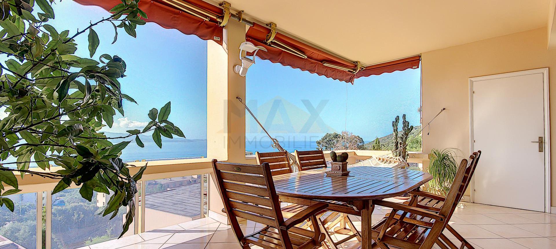 En Corse, à Ajaccio, dans le secteur prisé du SALARIO, vente d'un grand appartement de 155 m² avec très belle vue mer.