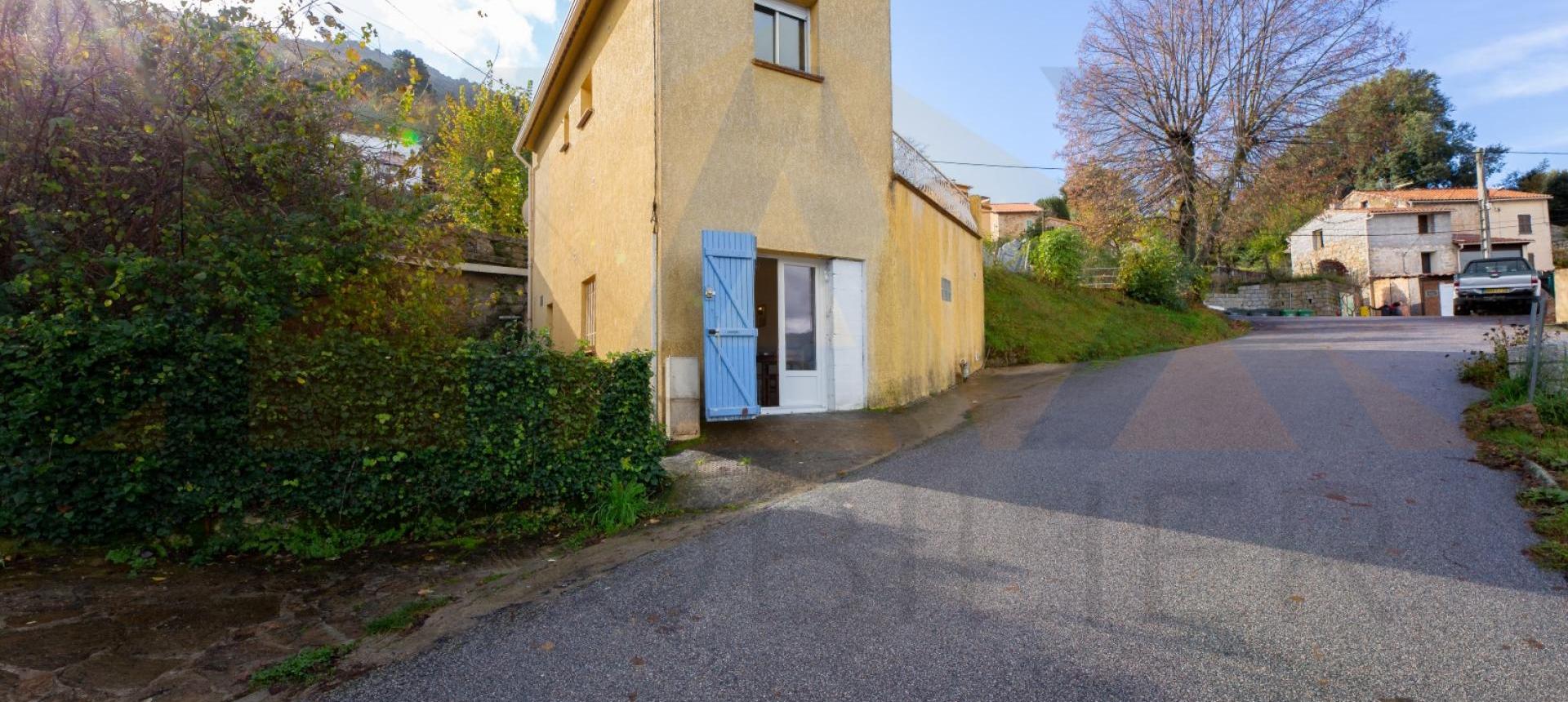 En Corse, en plein cœur du village de Carbuccia, une maison individuelle sur 2 niveaux.