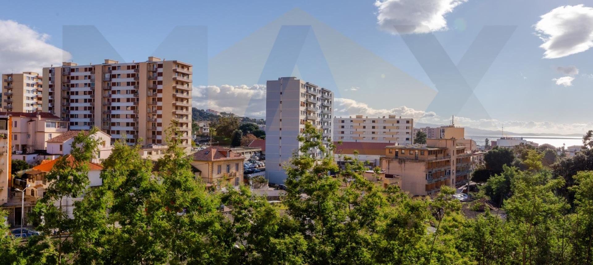 En Corse, à AJACCIO, dans le secteur de la Madonuccia, vente d'un F2 avec terrasse et vue mer.