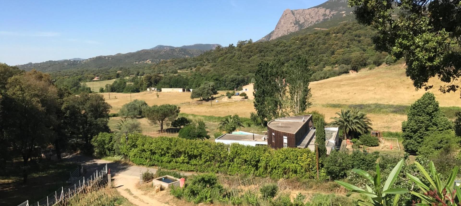 En Corse, à proximité d'Ajaccio, vente d'un terrain constructible de 1.300 m²