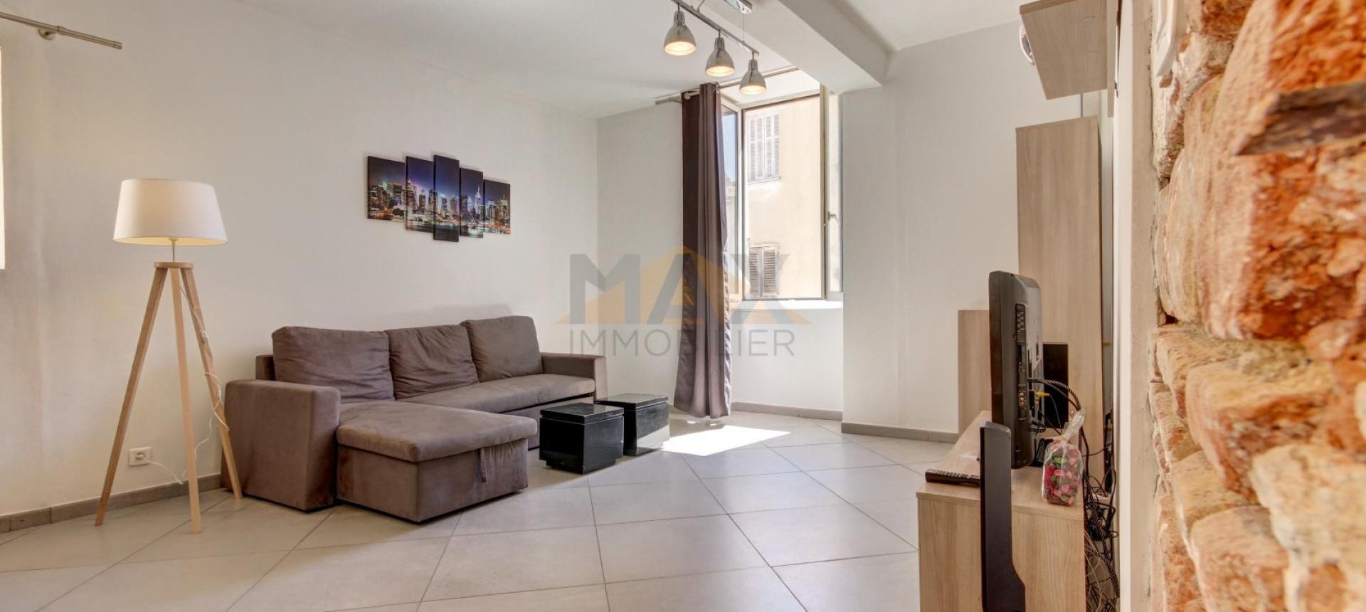 En Corse, à Ajaccio, en plein coeur du centre ville, vente d'un appartement de type T2 de 45 m² rénové