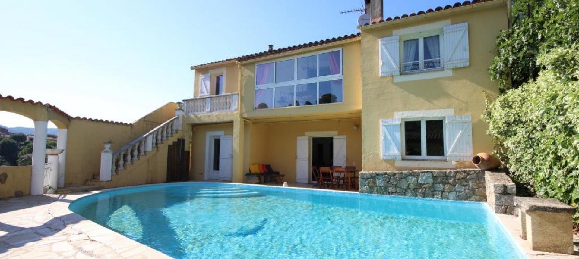 Piscine Terrasse verdure, Maison F4 a vendre, proche Mezzavia, En Corse, à Ajaccio.