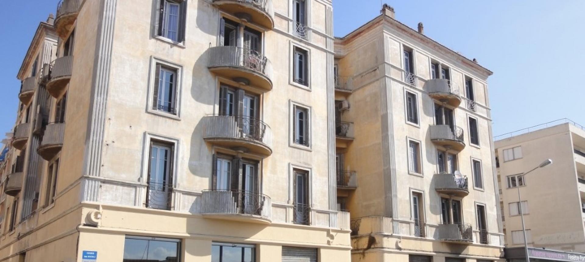 F3 à louer cours jean Nicoli immeuble