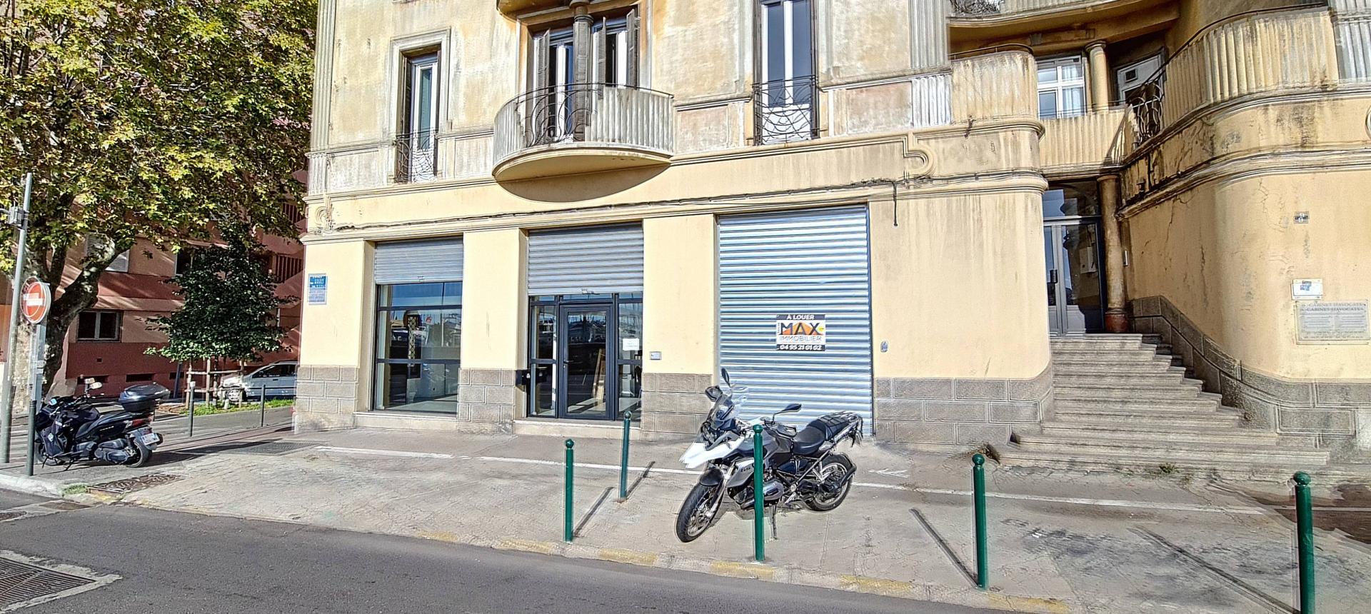 A louer local cours Jean Nicoli début centre ville