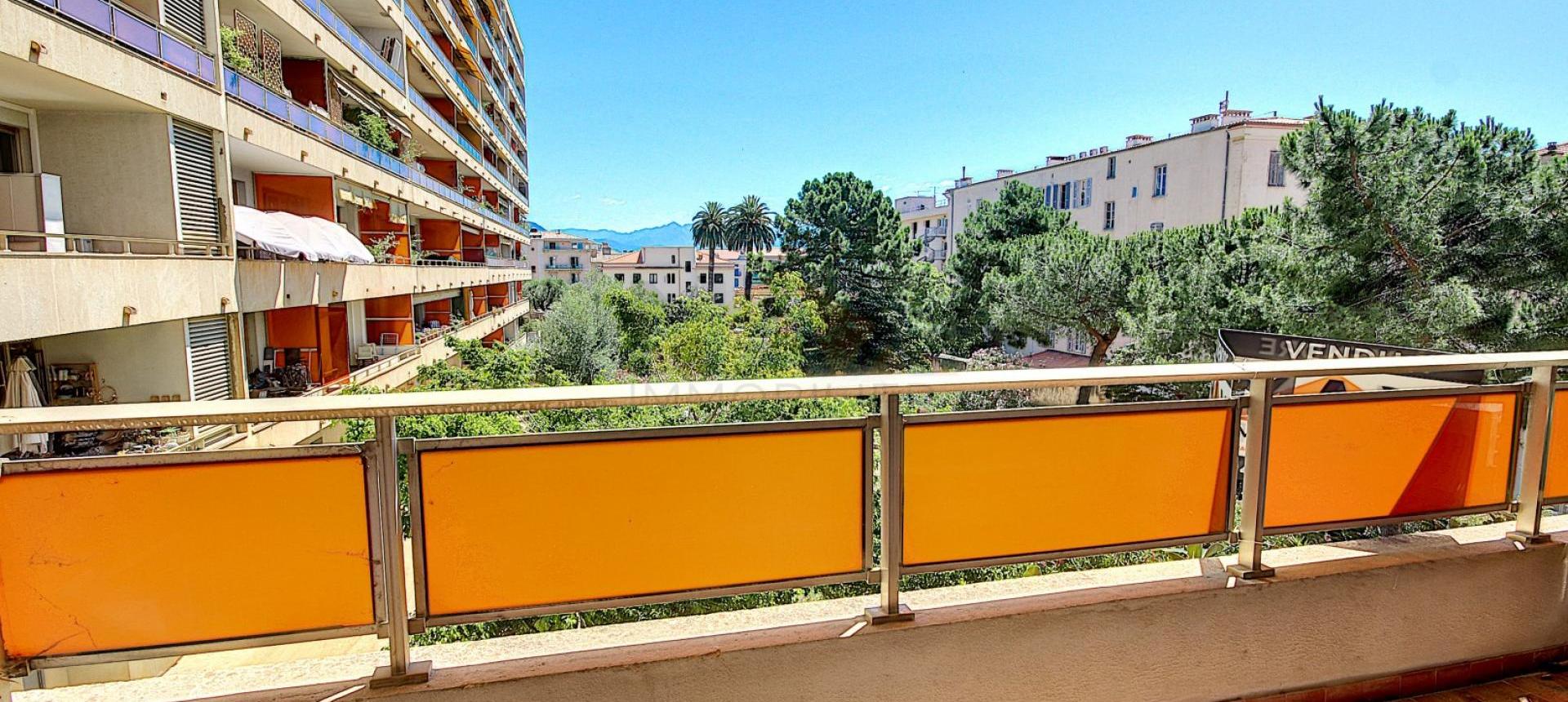 En Corse, à Ajaccio, Dans le triangle d'Or, à vendre un appartement de type F3 au 1er étage.