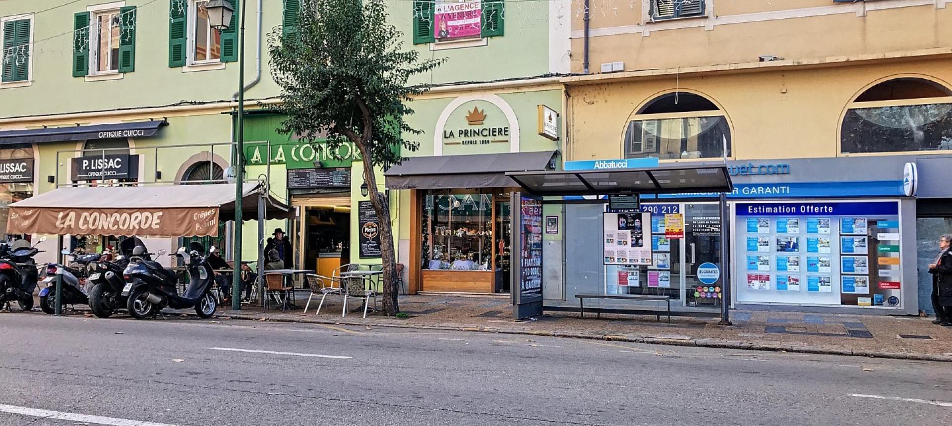 RARE ! En Corse à Ajaccio, sur le Cours Napoléon, la vente des murs 