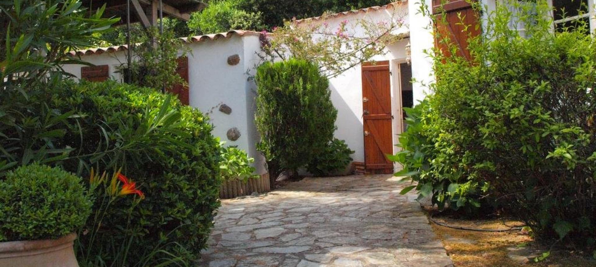 Façade avec jardin, Maison F4 à louer proche de Coti Chiavari