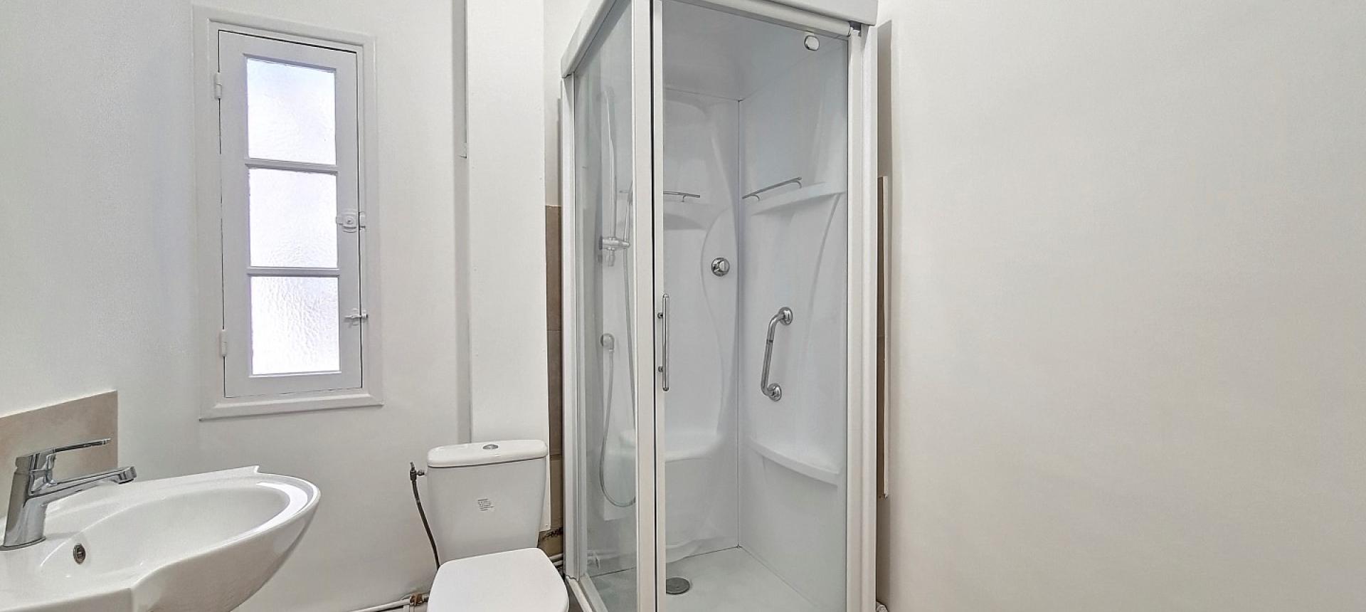F2 à louer Rue Michel Bozzi salle d 'eau 