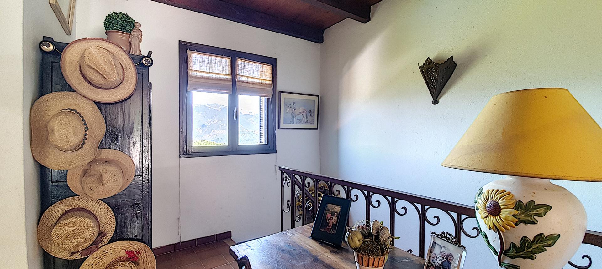 Maison de village, à vendre, deux chambres, terrasse avec vue dégagée sur la vallée de la Gravona et le Mont Gozzi, cachet de l'ancien