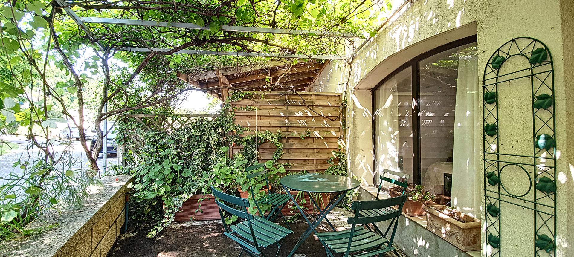 Maison de village, à vendre, deux chambres, terrasse avec vue dégagée sur la vallée de la Gravona et le Mont Gozzi, cachet de l'ancien