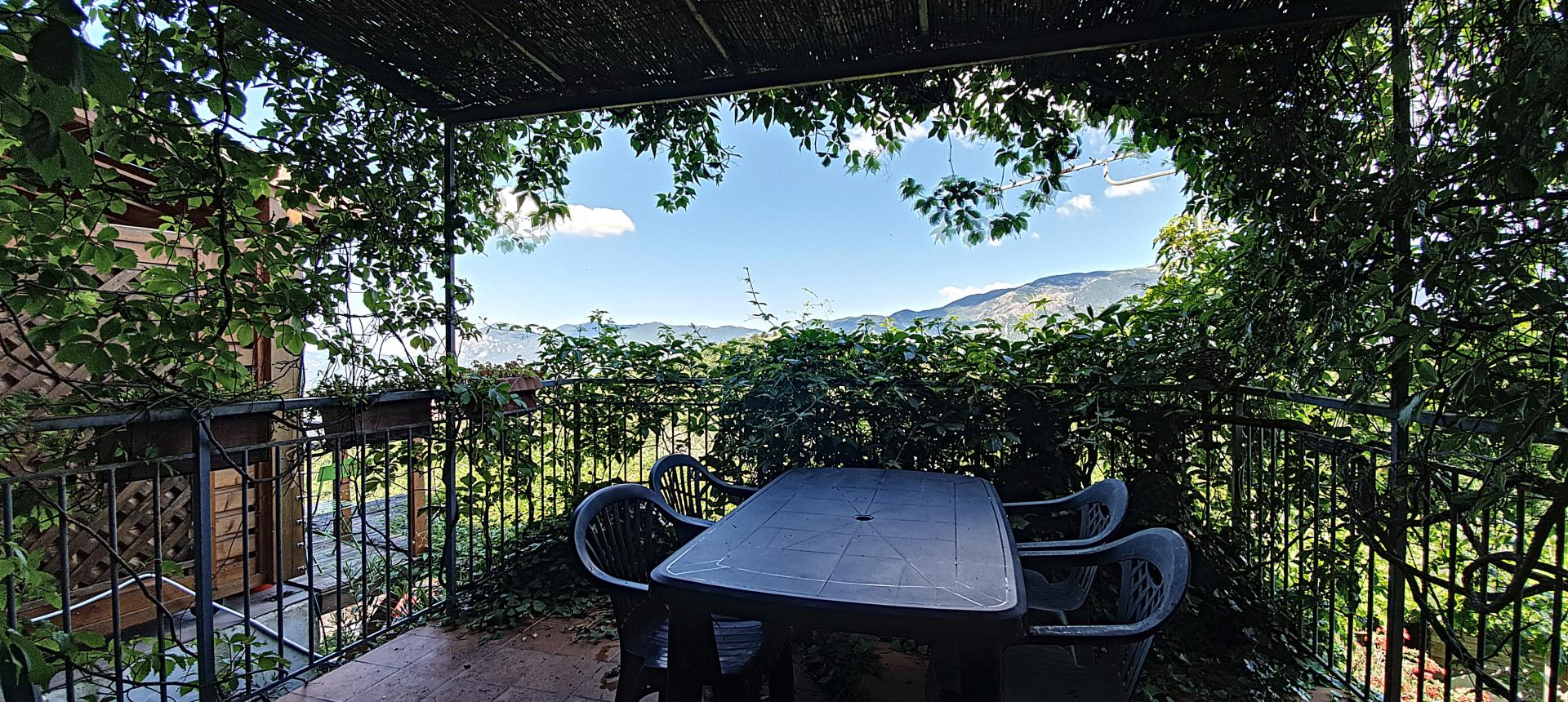 Maison de village, à vendre, deux chambres, terrasse avec vue dégagée sur la vallée de la Gravona et le Mont Gozzi, cachet de l'ancien