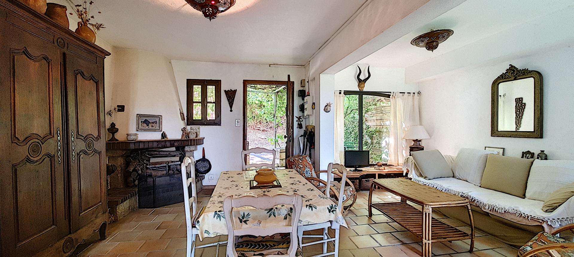 Maison de village, à vendre, deux chambres, terrasse avec vue dégagée sur la vallée de la Gravona et le Mont Gozzi, cachet de l'ancien