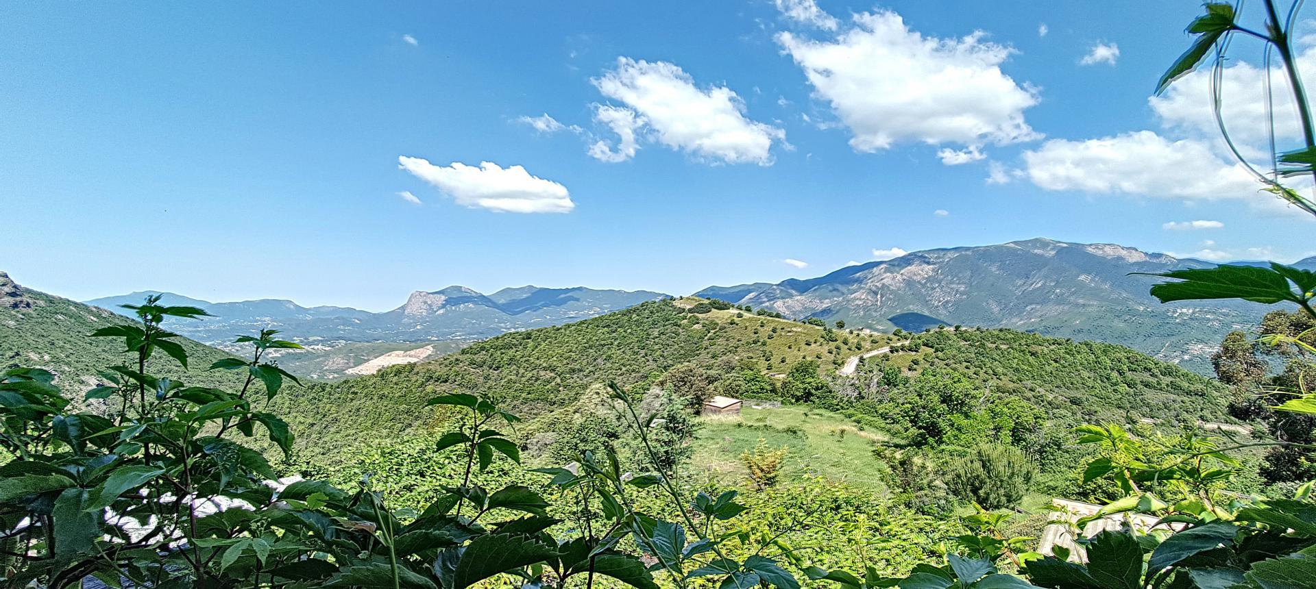 Maison de village, à vendre, deux chambres, terrasse avec vue dégagée sur la vallée de la Gravona et le Mont Gozzi, cachet de l'ancien