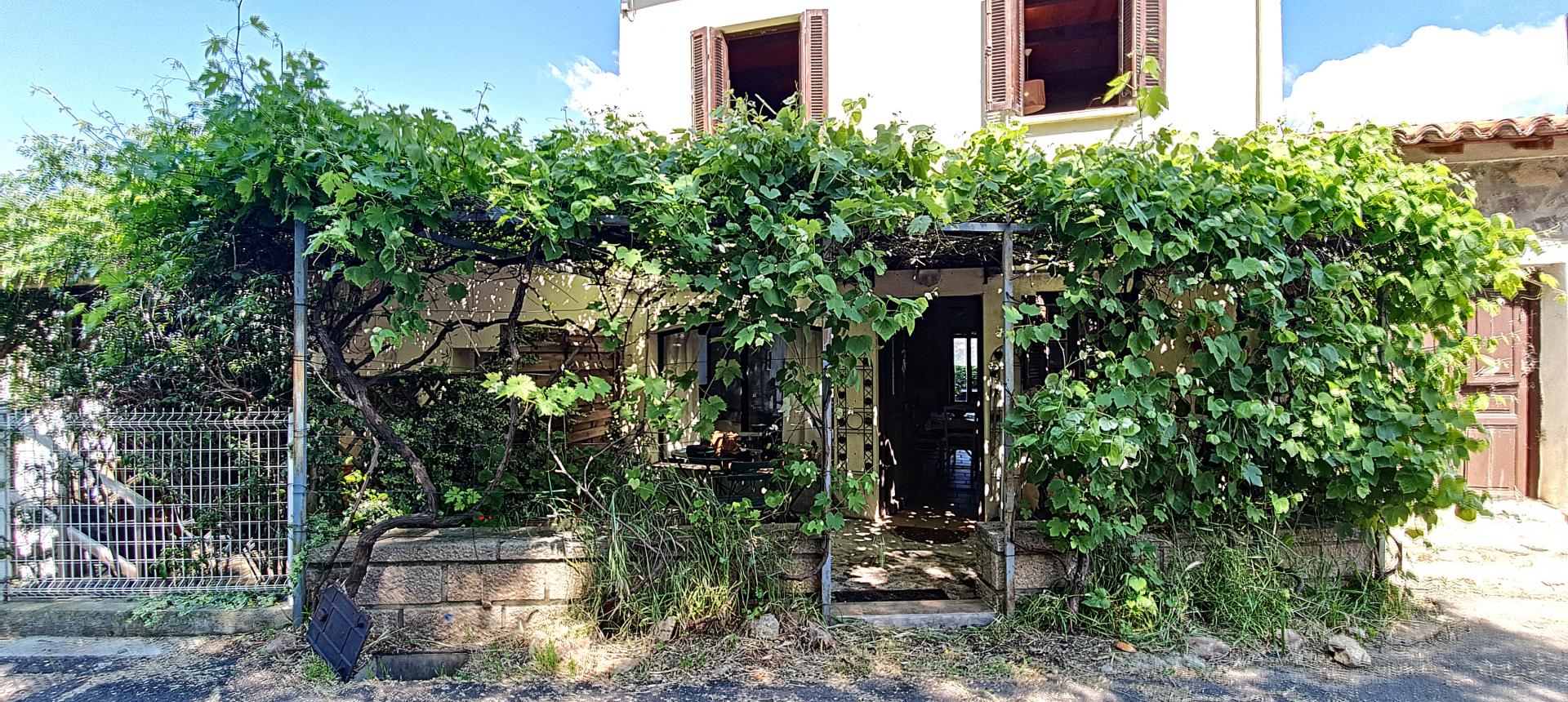 Maison de village, à vendre, deux chambres, terrasse avec vue dégagée sur la vallée de la Gravona et le Mont Gozzi, cachet de l'ancien