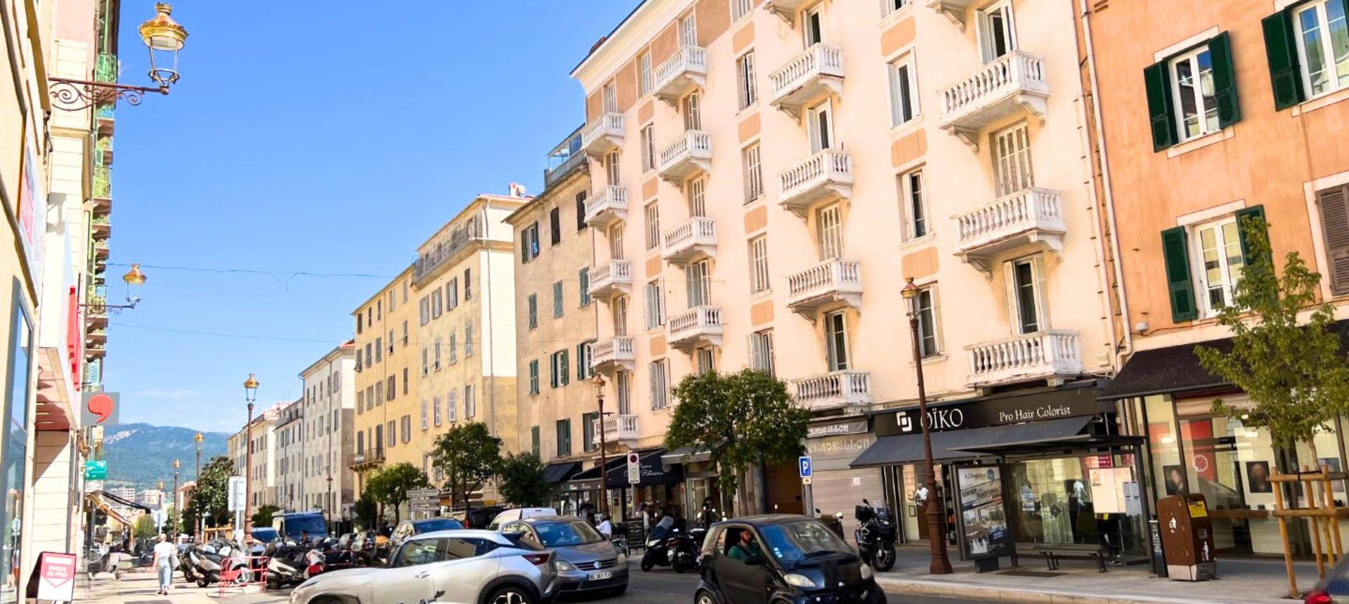 Vente d'un F2 au centre ville d'Ajaccio - Cours Napoléon