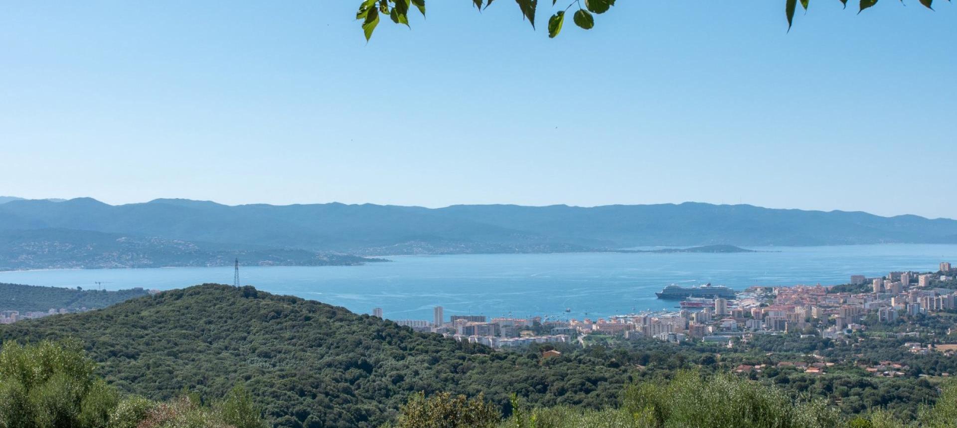 Bien Rare,En position dominante, vue mer panoramique sur le golfe ajaccio, villa f5 ALATA, 2000m² de terrain piscinable