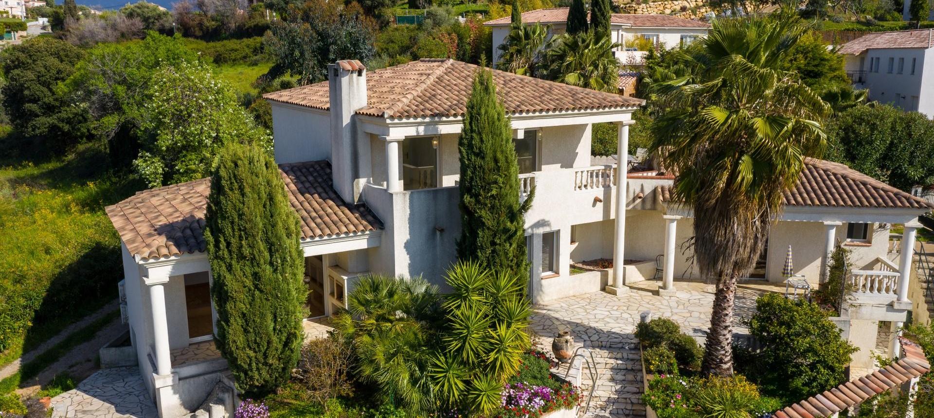 Une Villa avec piscine et dépendance à vendre-Bastelicaccia