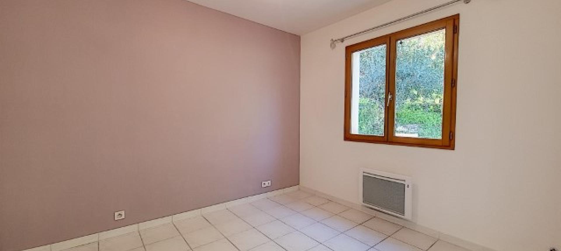 Villa F4 à louer avec jardin et terrasse à Bastelicaccia  chambre