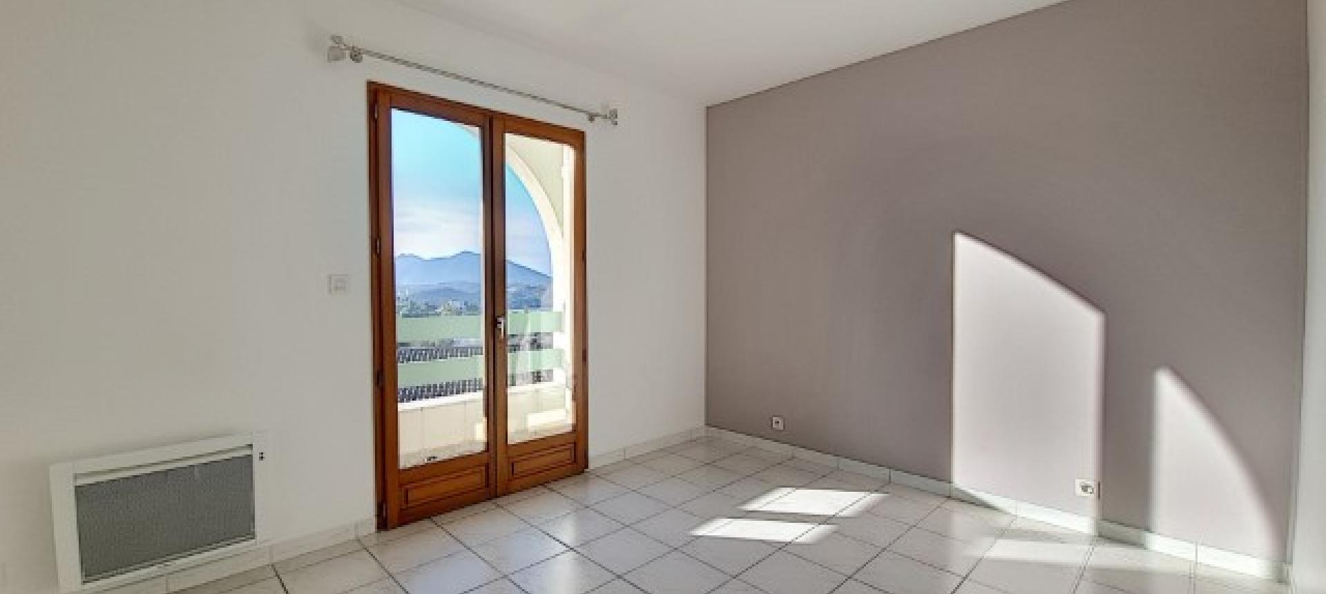 Villa F4 à louer avec jardin et terrasse à Bastelicaccia chambre
