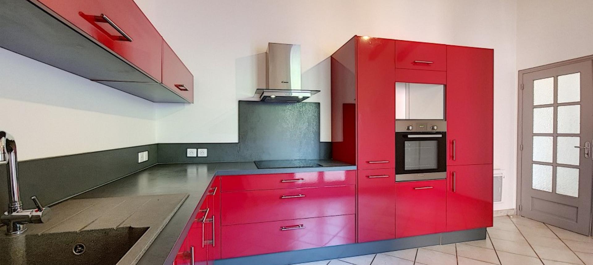 Villa F4 à louer avec jardin et terrasse à Bastelicaccia cuisine 