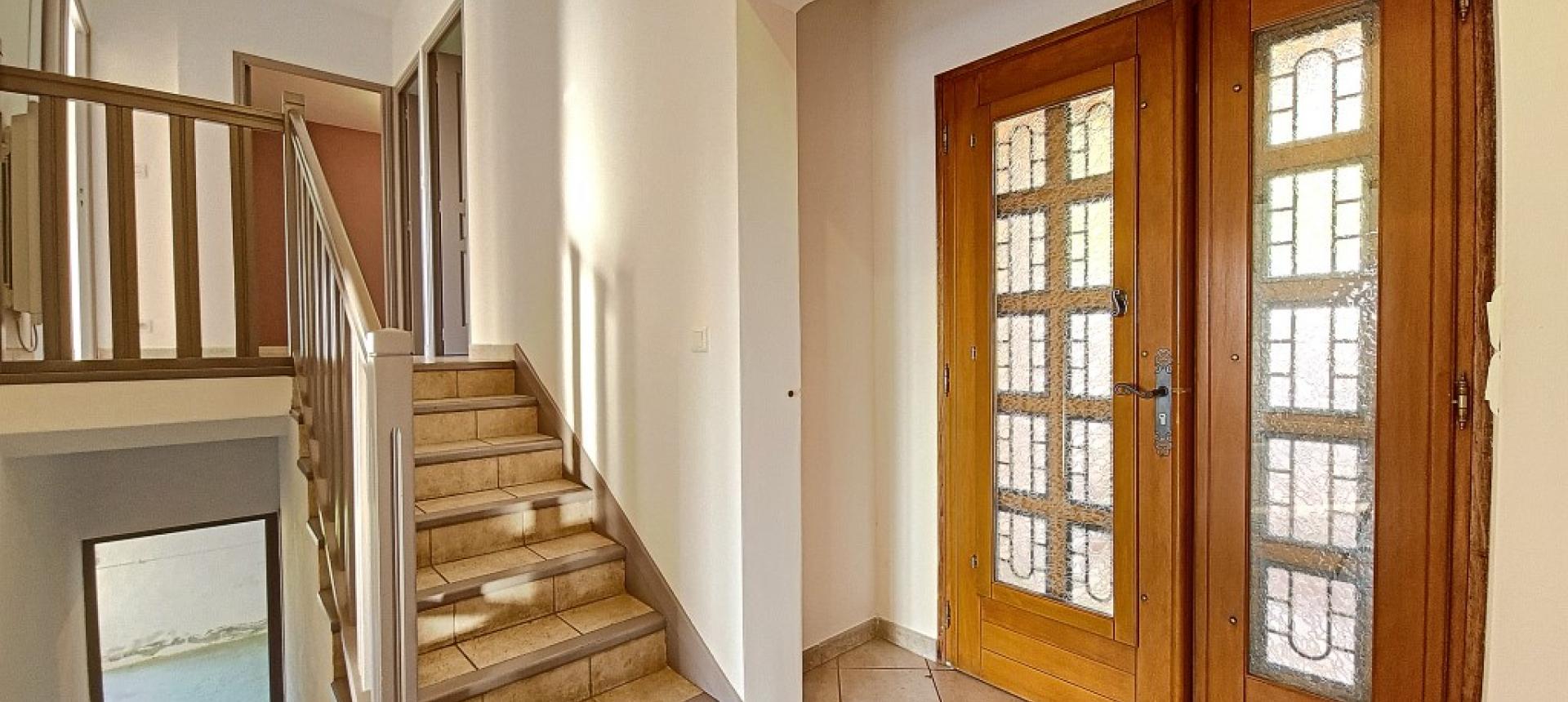 Villa F4 à louer avec jardin et terrasse à Bastelicaccia entrée