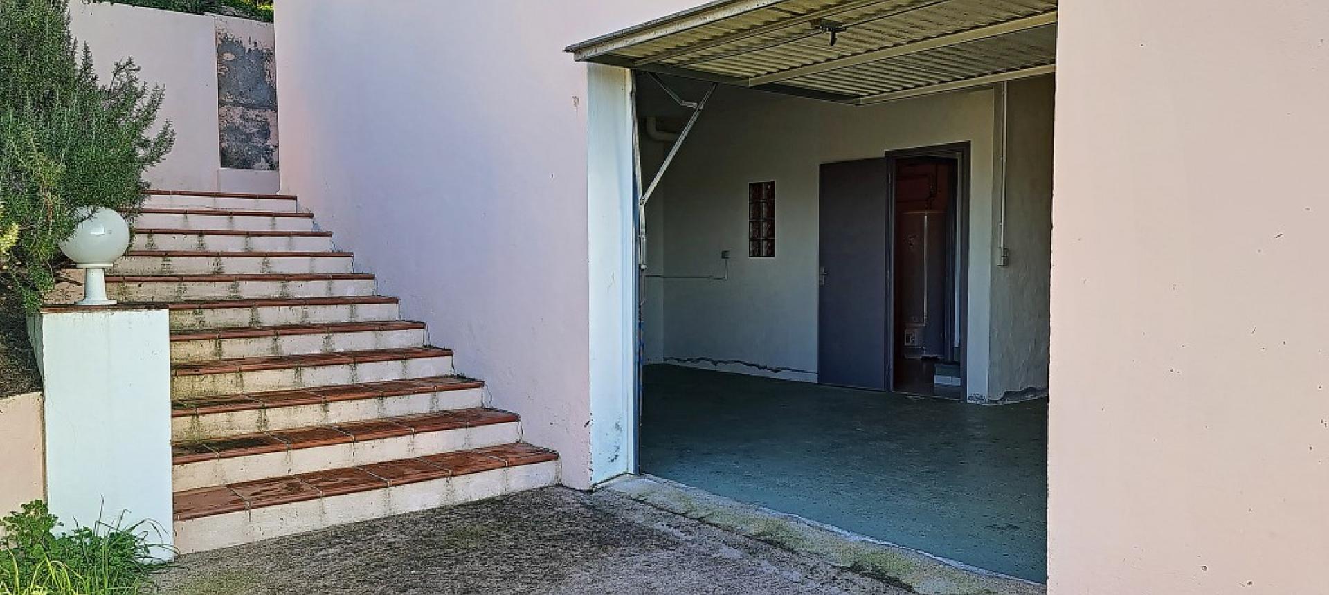 Villa F4 à louer avec jardin et terrasse à Bastelicaccia escalier extérieur 