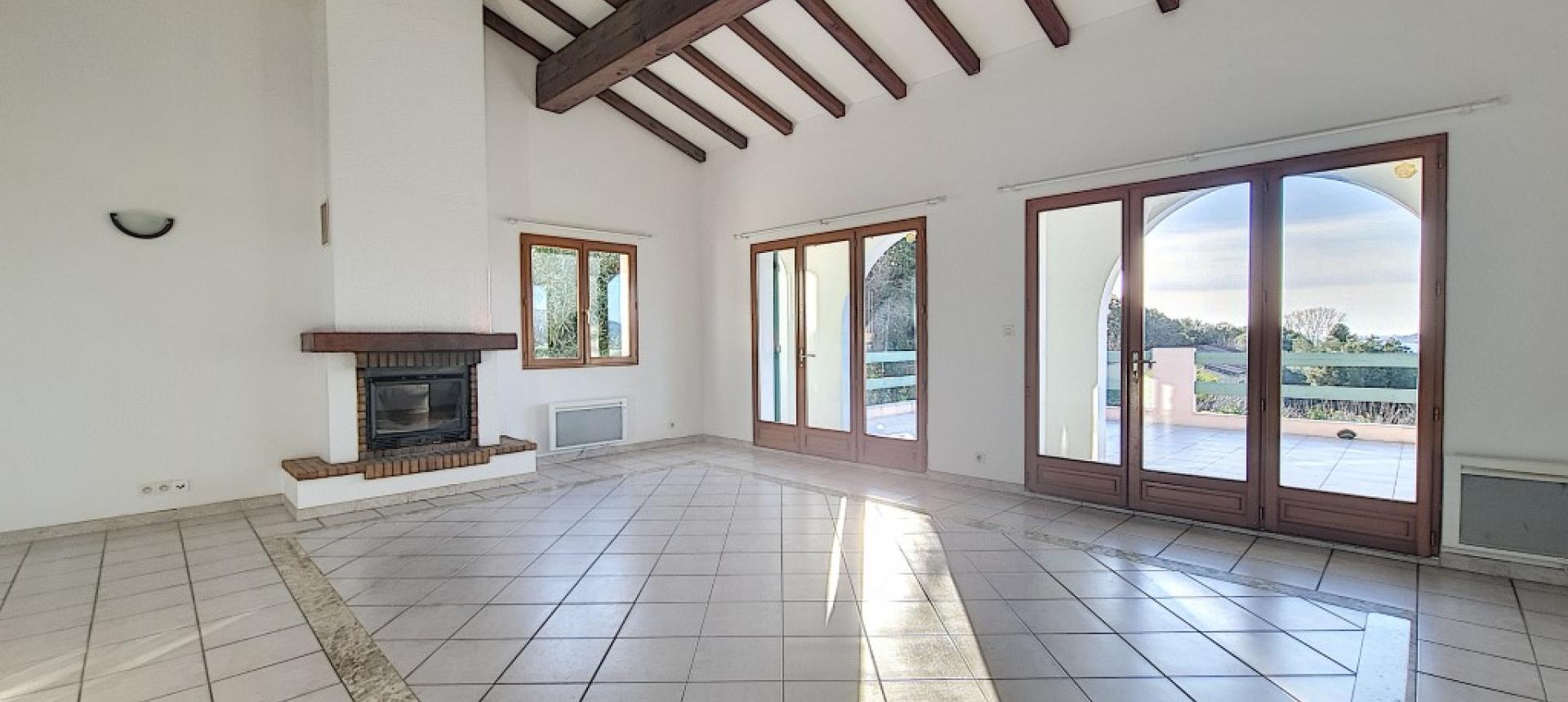 Villa F4 à louer avec jardin et terrasse à Bastelicaccia  pièce à vivre 